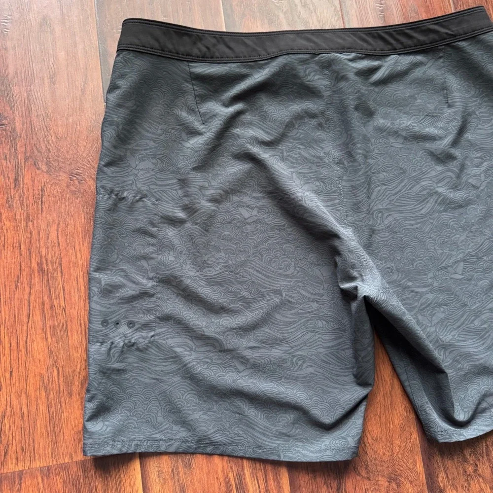 Vuori Mens Infinity Board Shorts Black Grey Wave Sz 38 Swim Trunks Surf Stretch